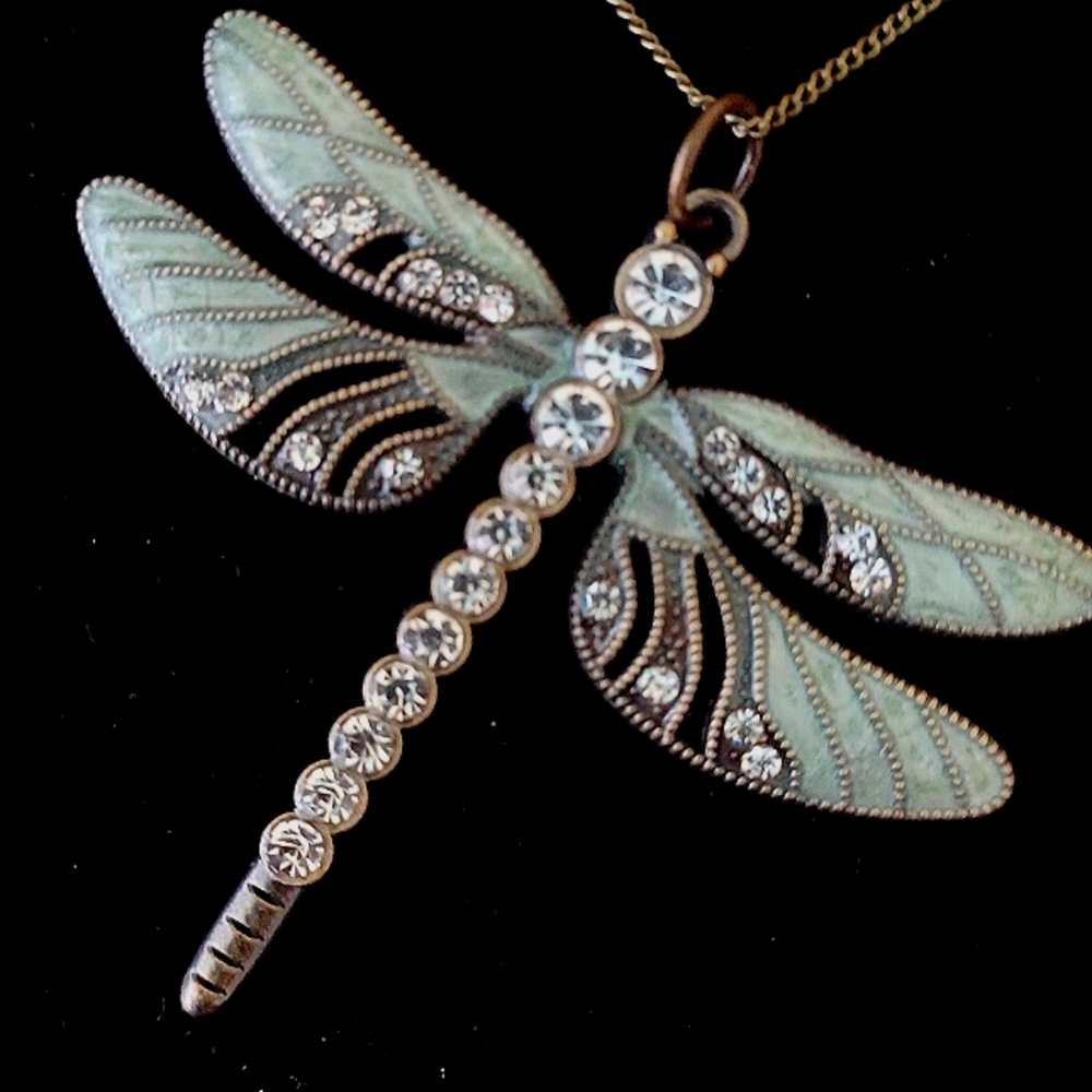 Gorgeous NWOT Dragonfly Pendant Necklace with bling